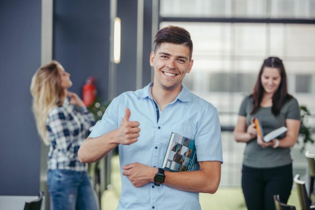 Estudiante con pulgar arriba